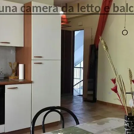 Ampio Monolocale Con Balcone Fronte Mare